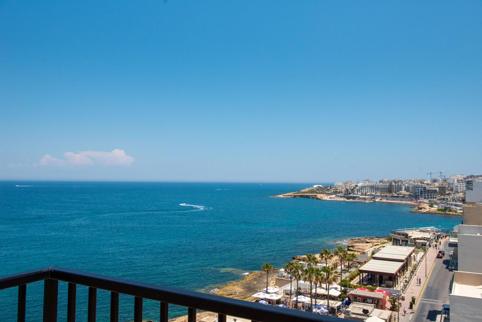 Апартаменты Islet Promenade Seafront Penthouse With Breathtaking Seaviews And Private Hot Tub On The Large Terrace By Getawaysmalta Сент-Полс-Бей Экстерьер фото