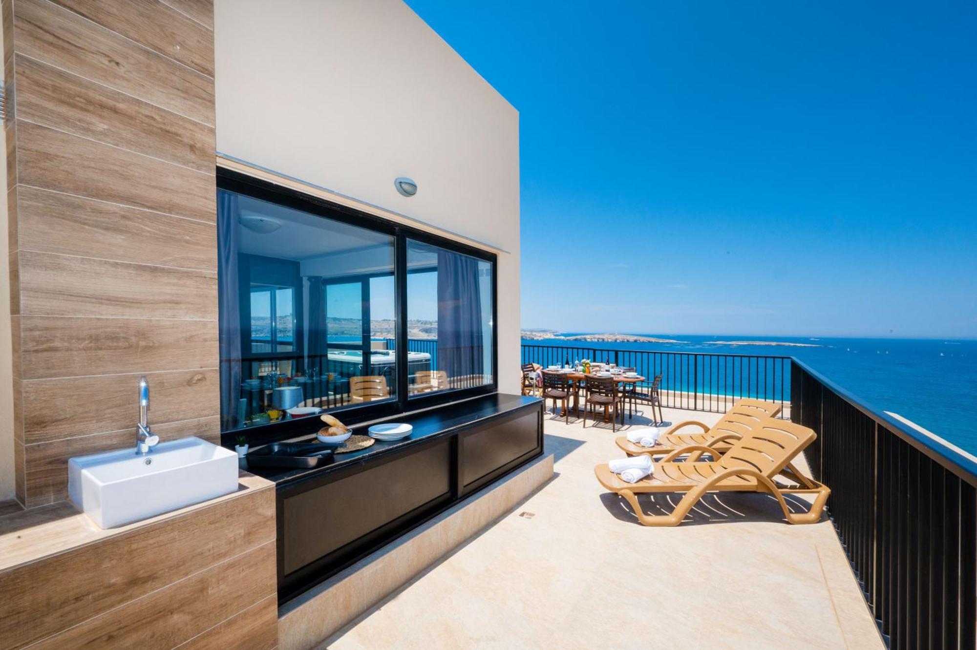 Апартаменты Islet Promenade Seafront Penthouse With Breathtaking Seaviews And Private Hot Tub On The Large Terrace By Getawaysmalta Сент-Полс-Бей Экстерьер фото