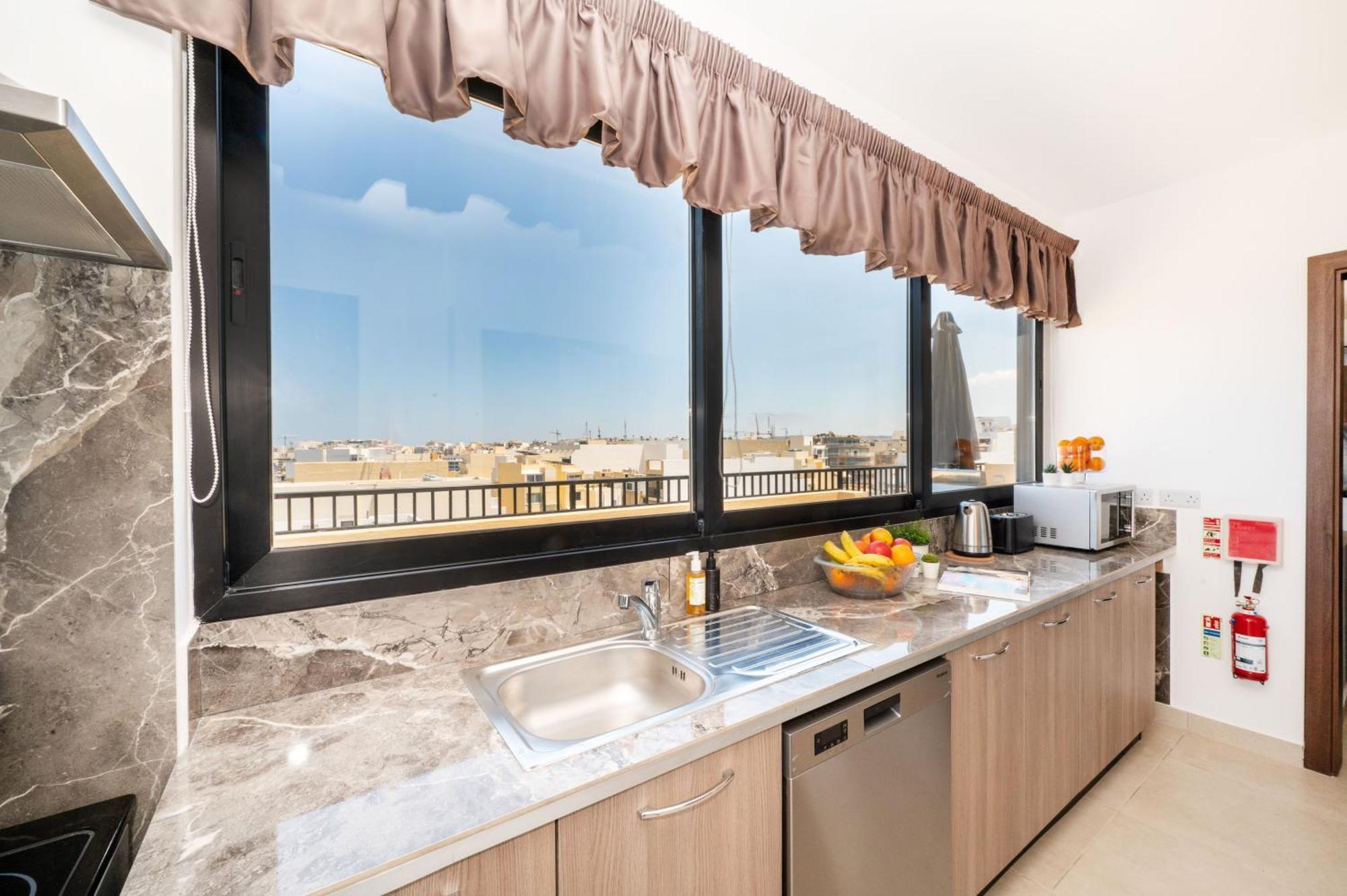 Апартаменты Islet Promenade Seafront Penthouse With Breathtaking Seaviews And Private Hot Tub On The Large Terrace By Getawaysmalta Сент-Полс-Бей Экстерьер фото
