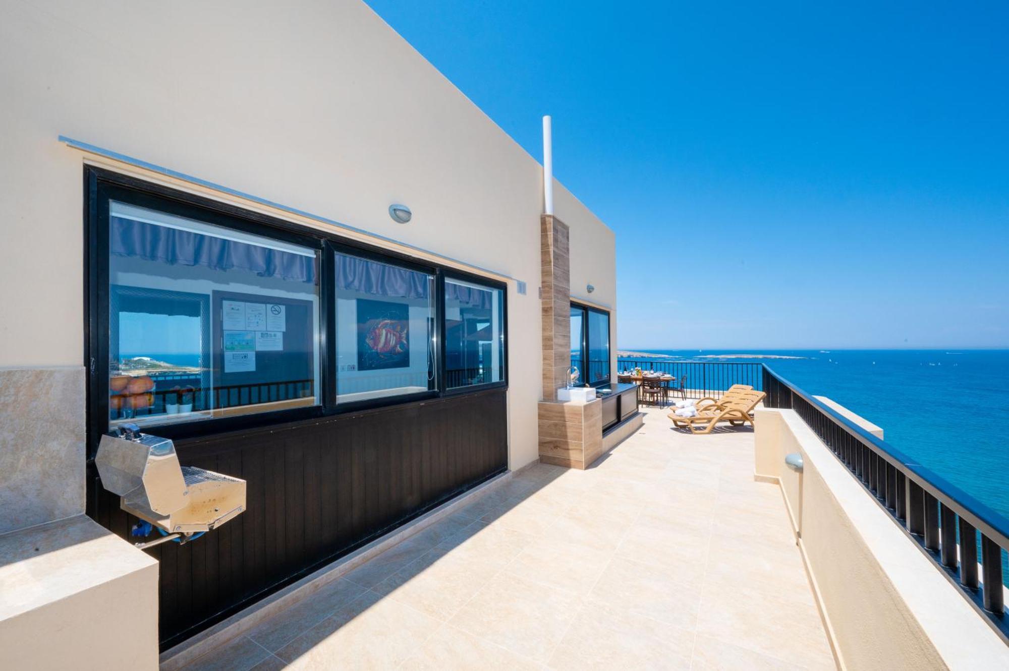 Апартаменты Islet Promenade Seafront Penthouse With Breathtaking Seaviews And Private Hot Tub On The Large Terrace By Getawaysmalta Сент-Полс-Бей Экстерьер фото