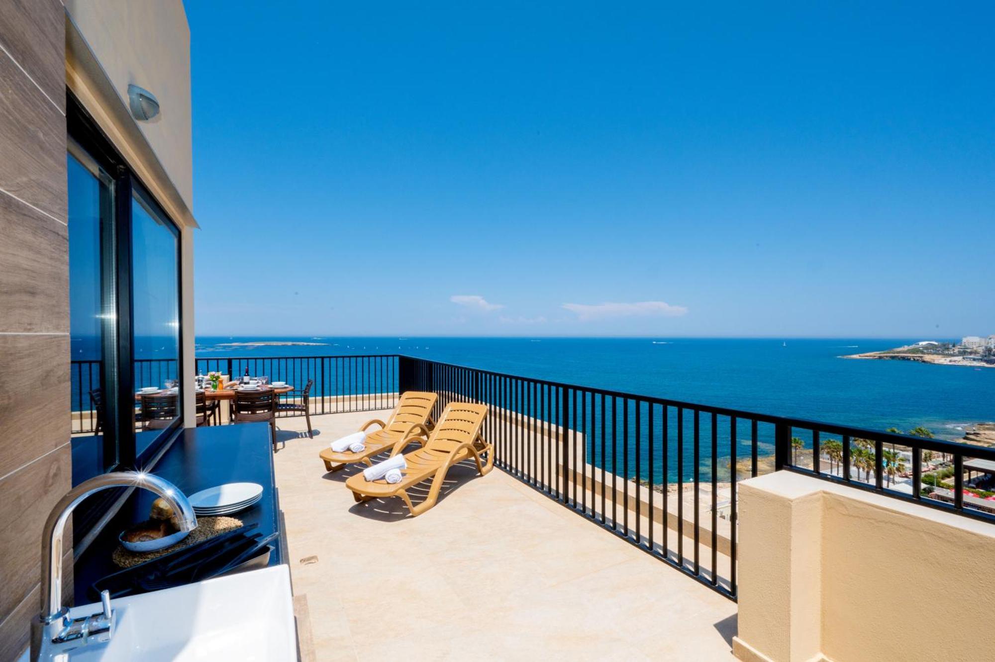 Апартаменты Islet Promenade Seafront Penthouse With Breathtaking Seaviews And Private Hot Tub On The Large Terrace By Getawaysmalta Сент-Полс-Бей Экстерьер фото