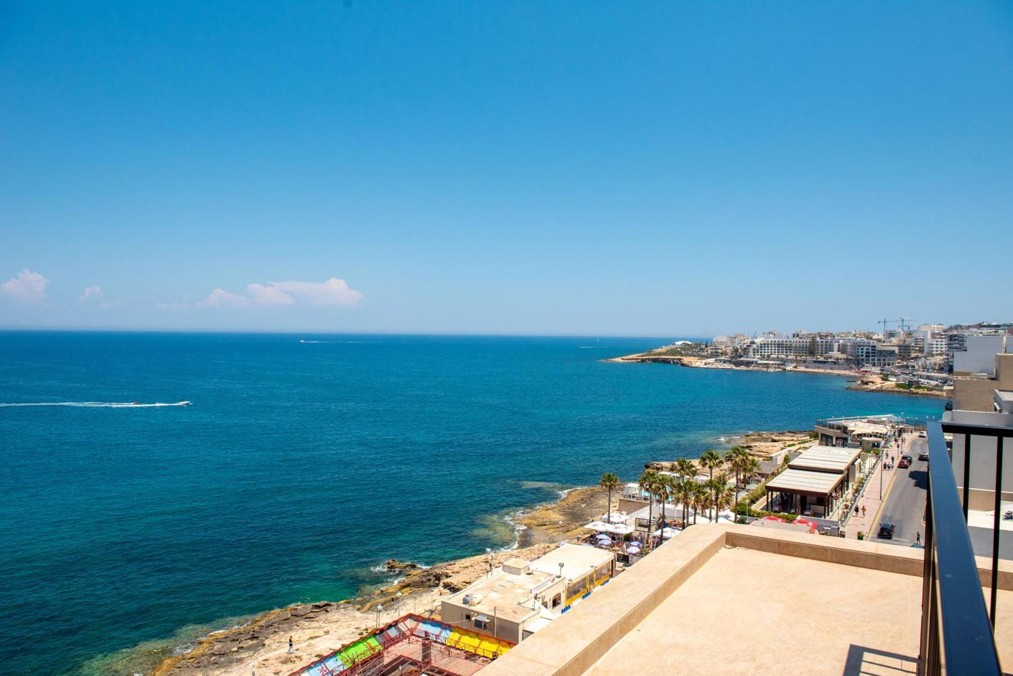 Апартаменты Islet Promenade Seafront Penthouse With Breathtaking Seaviews And Private Hot Tub On The Large Terrace By Getawaysmalta Сент-Полс-Бей Экстерьер фото